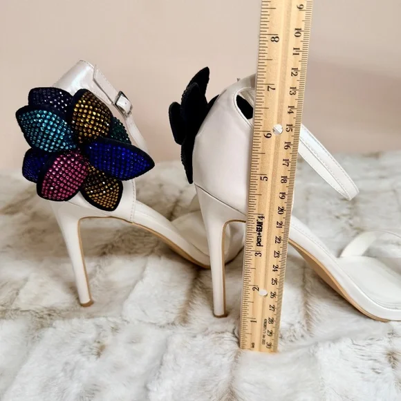 Cape Robbin White 4.5" Stiletto High Heel W/ A Multi-Petal Flower On The Heel - Picture 6 of 6